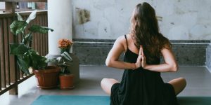 Kiểm soát hơi thở Pranayama trong thực hành Yoga với tinh dầu nhũ hương