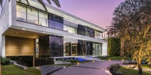 Bên trong biệt thự Beverly Hills 65 triệu USD đi kèm phòng trưng bày xe hơi