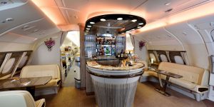 Có gì bên trong khoang hạng nhất của máy bay Emirates?