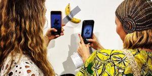 Tác phẩm “quả chuối dán tường” chạm mức 120.000 USD tại Art Basel Miami