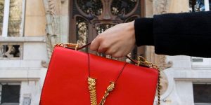 Like Red on a Rose: Sắc đỏ như hoa hồng trên mẫu túi mới của Versace