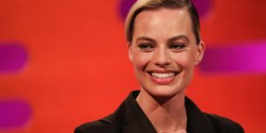 Margot Robbie xuất hiện thanh lịch trong thiết kế “Đi nhặt Hạt Sương Nghiêng” của Công Trí