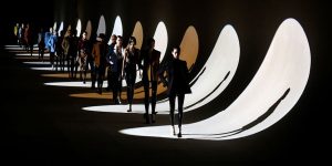 Saint Laurent Thu-Đông 2020 – Phép thử hòa trộn giữa BCBG và BDSM