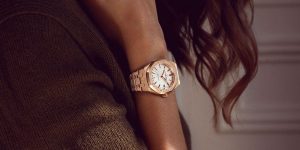 Kỹ nghệ cổ xưa tạo tác nên cỗ máy Audemars Piguet Royal Oak Frosted Gold