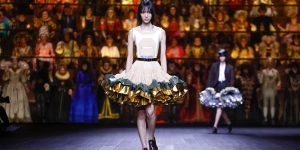 Louis Vuitton Thu-Đông 2020: Kỳ vĩ sàn diễn nhắc cái đẹp tân thời luôn đến từ quá khứ