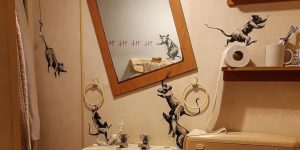 #Stayhome: Cách ly tại gia, nghệ sĩ Banksy vẽ tranh chuột trong nhà vệ sinh