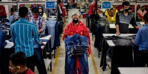 #Whomadeourclothes: “Câu hỏi là nên chết vì đói hay vì corona virus”