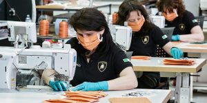 Covid-19: Nhà máy Lamborghini biến thành công xưởng sản xuất khẩu trang y tế