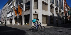 COVID-19 ảnh hưởng nặng đến doanh số quý 1 của tập đoàn xa xỉ: LVMH, Kering giảm đến 20%.