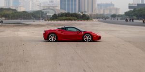 Ấm áp giữa Hà Nội trong chiếc Ferrari 488 GTB đỏ rực