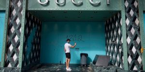 Louis Vuitton, Rolex đối mặt với những kẻ hôi của nước Mỹ và hành động đẹp từ thương hiệu xa xỉ