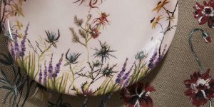 Thổi bay nhàm chán trong bữa ăn tại nhà với bộ đồ ăn nghệ thuật từ Dior