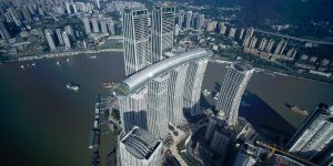 Chiêm ngưỡng cây cầu vắt ngang bầu trời cao nhất thế giới tại Trung Quốc