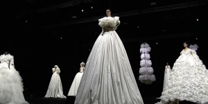 Nhìn lại mùa Haute Couture nhiều cảm xúc: Còn có chỗ cho mơ mộng và sáng tạo trong thời đại AI?