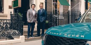 Land Rover hợp tác với một trong những thợ may giỏi nhất của Saville Row để tạo ra loại vải đặc biệt kỷ niệm 50 năm Range Rover