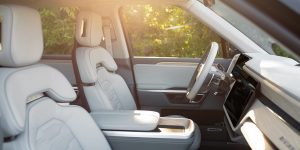 Rivian tuyên bố ra mắt dòng xe bán tải và SUV chạy điện có nội thất sánh ngang Bentley và Lamborghini