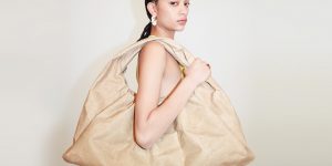 Bottega Veneta ra mắt túi xách làm hoàn toàn bằng giấy tái chế