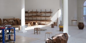 Danh Võ tái hiện thời thơ ấu và đặt câu hỏi về chủ nghĩa thực dân trong triển lãm gỗ cá nhân