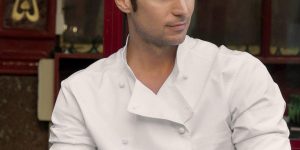 Mặc đẹp như những quý ông Paris trẻ tuổi trong Emily in Paris