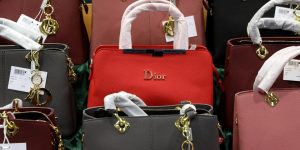 LUXUO Point: Từ túi Louis Vuitton giả đến nhái Hermès Birkins – Hàng giả đang hủy hoại danh tiếng thương hiệu xa xỉ trong thời đại thương mại điện tử thế nào?