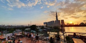 Le Café des Stagiaires: Trải nghiệm bar-nhà hàng phong vị Âu châu giữa khung cảnh Sài Gòn ngoạn mục