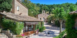 Ngôi làng Pháp cổ xinh đẹp của Johnny Depp được bán với giá 55,5 triệu USD