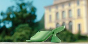 LUXUO Spend: Đôi giày màu xanh Salvatore Ferragamo F-Heel