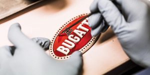 Mất 10 giờ chế tạo, 20 thợ thủ công để làm ra logo Bugatti