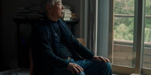 Bậc thầy đơn sắc họa Lee Ufan: Chiều sâu năng lượng trong hình thức tối giản