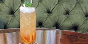 Cocktail tuần này: Pha Blood Orange & Vermouth Atrium Cobbler theo phong cách Four Seasons