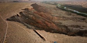 15 tác phẩm Nghệ thuật Thực địa quan trọng, từ “hồ nước muối” đến “cánh đồng sét”