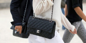 Chi 8.250USD cho CHANEL Small Classic Flap hay 8.000 cho HERMÈS Kelly? Bên trong một chiến lược CHANEL