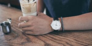 Đeo đồng hồ trên tay trái có phải là 1 quy tắc?