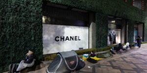 14 giờ, trong giá rét, để mua một chiếc túi Chanel