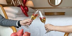 Đắm mình trong đêm nhạc tình yêu tại Renaissance Riverside Sài Gòn