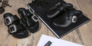 Manolo Blahnik biến Birkenstocks thành phụ kiện phải có của năm 2022