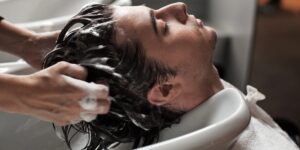 Những bí quyết dưỡng tóc mùa hè dành cho nam giới