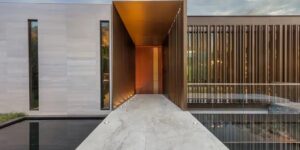 Cher & Drake sống trong những căn hộ ra sao?