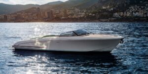 Riva El-Iseo: Siêu phẩm chạy điện đầu tiên