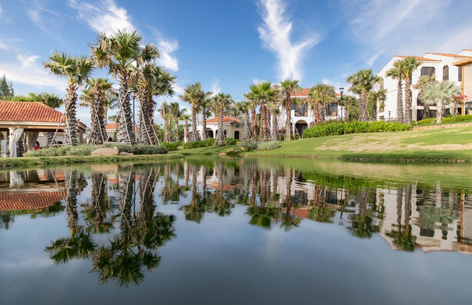 Không gian cây xanh, hồ nước được thiết kế nhằm mang đến sự trong lành, thư thái cho khách nghỉ dưỡng