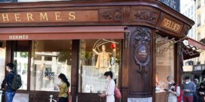 Mỗi nhân viên Hermès được thưởng nóng 100.000.000 VNĐ