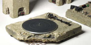 Modern Collectible: Đĩa than Ron Arad