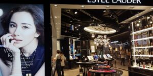Doanh thu Estée Lauder sụt giảm trong năm 2023