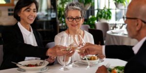 Nỗi trăn trở thượng lưu: Ai là người thanh toán hóa đơn bàn tiệc?