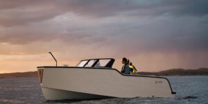 03 chiếc thuyền điện đón năm mới trên biển