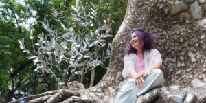 Cây xà cừ “Hồi Sinh” của Tia-Thủy Nguyễn – Từ đổ ngã đến tái sinh