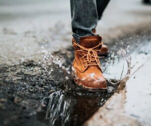 giày da mùa mưa - bảo quản giày - luxuo