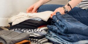 Bí quyết bảo quản quần áo hiệu quả mùa mưa ẩm