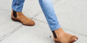 Giày da lộn: Bí quyết chăm sóc và “cấp cứu” trong mùa mưa