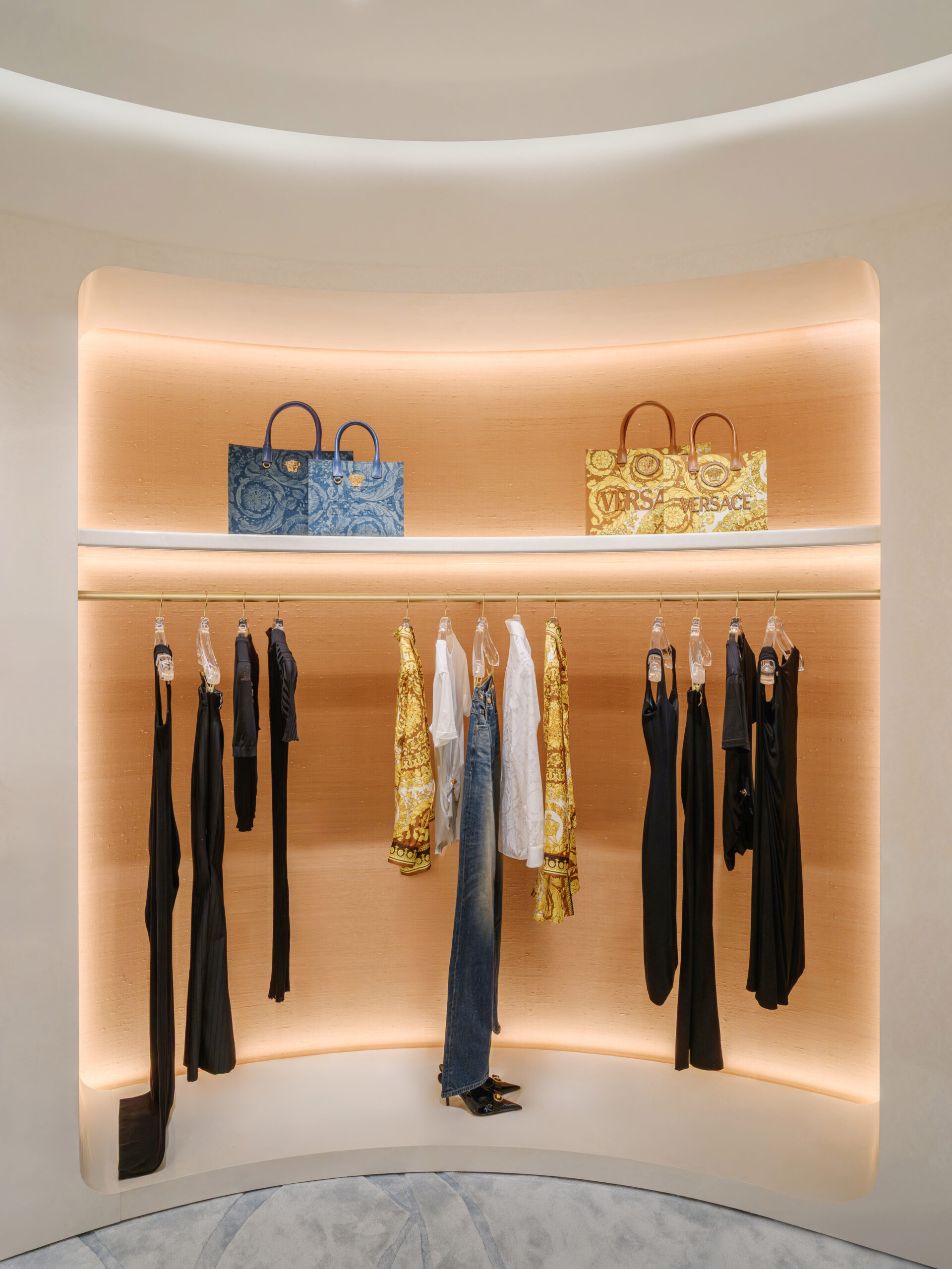 Versace - Versace Rex Hotel - bộ sưu tập Thu Đông 2025 - thời trang cao cấp - luxuo 11